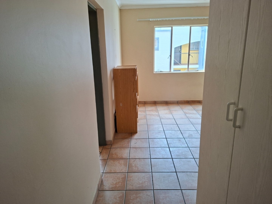 To Let 1 Bedroom Property for Rent in Kannoniers Park North West